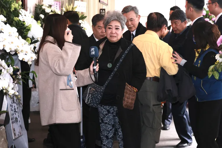 吳敏（中）回憶與林照雄互動的過往，不禁眼眶泛淚。彭欣偉攝