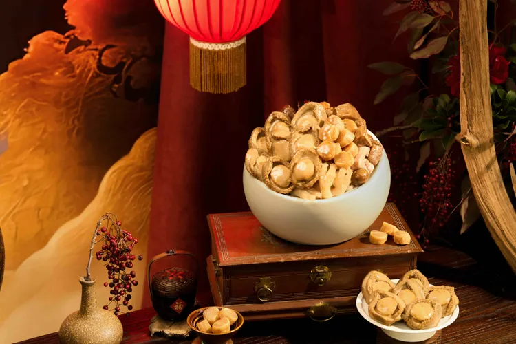 頤宮中餐廳與老協珍推出福州鮑魚佛跳牆，選用南非五頭鮑，以北海道野生大干貝、豬腳、蹄筋、排骨熬煮而成。業者提供