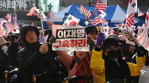 好...冷...南韓人又因為總統上街頭了 主辦號稱百萬人響應