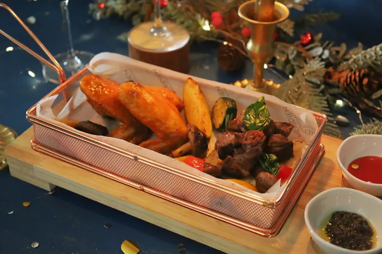 SKY BAR也推出當日單點輕食，最低320元起即可來份松露炸薯條，想要來點中式風味也可點選紅油炒手、川香麻辣牛腱條，又或是派對少不了的精選起士拼盤、剝皮辣椒炸雞。業者提供