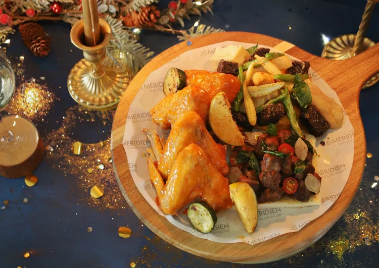 花蓮潔西艾美渡假酒店即日起提供SKY BAR跨年訂位，兩位以上的賓客特別推薦「紫耀艾美套餐」，品項包含炸物套餐組合，可享水牛城雞翅及骰子牛等拼盤，再享紅、白酒或香檳，微醺狂歡跨年夜。業者提供