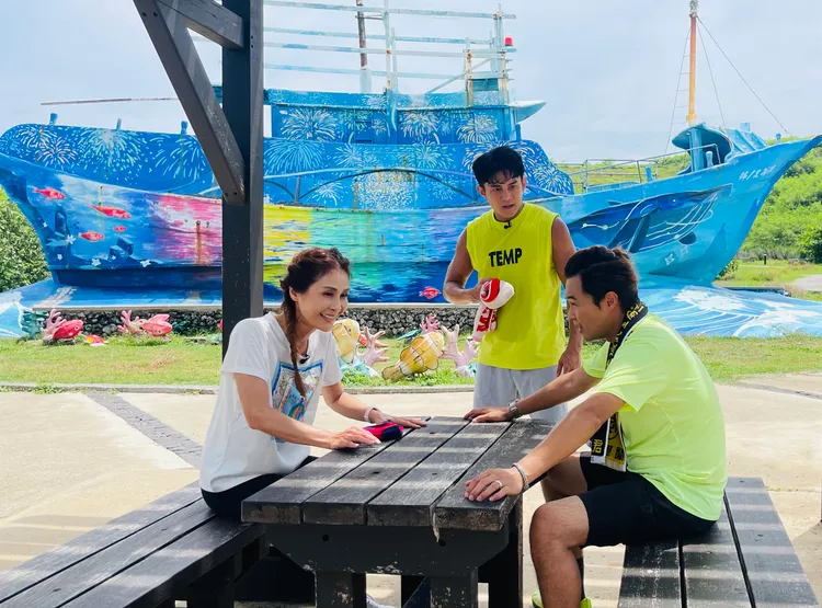 Terry（中）抓著柯大堡（右）和梁佑南一起運動，結束後汗如雨下，紛紛舉手投降。公視台語台提供