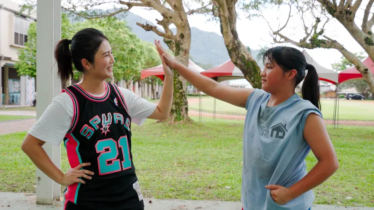 卓君澤（左）與同學一起打球。海爾斯行銷提供