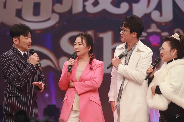 白冰冰（右一）大讚張秀卿（中）演唱《有真情有活力》相似度高達百分百。民視提供