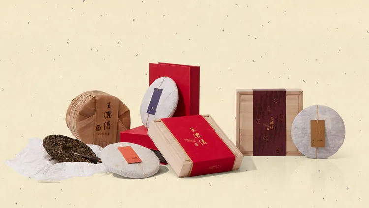 王德傳以10年期的德傳綠製普洱春蕊禮盒，獻上來自時光的祝福。業者提供