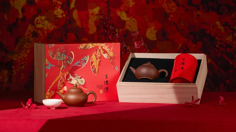 王德傳「璀毓·紫砂」茶禮以珍貴80年代宜興老紫砂壺搭配嚴選阿里山烏龍，讓茶與器相互交融，帶來回韻悠長的品茗體驗。業者提供