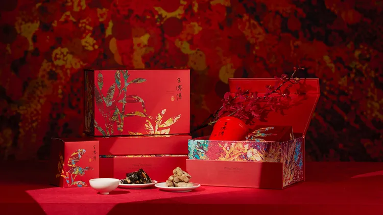 王德傳「璀麗」茶禮：蜜香紅烏龍 100g・熠熠雙甜茶食100g (古樹紅茶蔓越莓夏威夷豆牛軋糖+桂圓普洱核棗糕) 定價 1130元・新春價1000元。業者提供