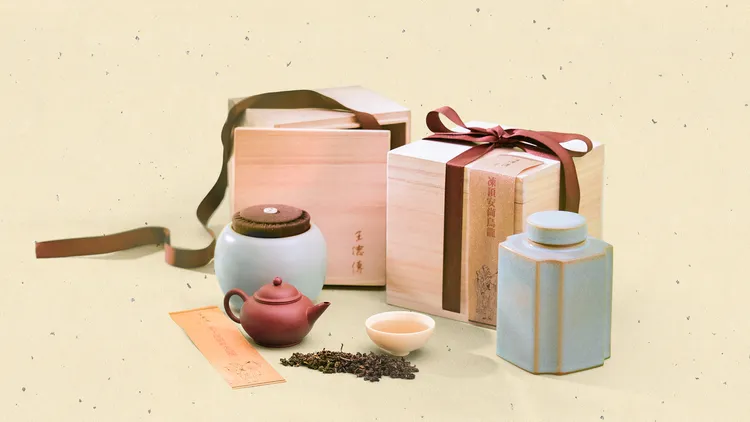 王德傳天青茶禮精選兩款十年存茶與2024手工炭焙凍頂安尚烏龍，更與藝術名家攜手開發藝術茶倉，珍藏時光釀製的茶香。業者提供
