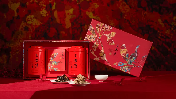 王德傳「璀璨」茶禮內含兩款臺灣烏龍茶與熠熠雙甜茶食，茶與茶食完美交融，呈現豐富而精緻的味覺享受。業者提供