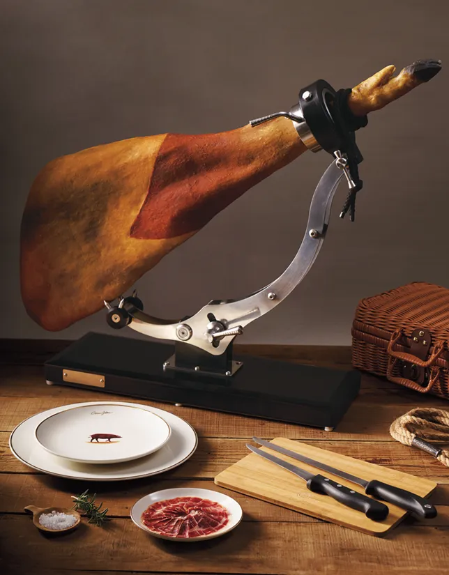高達82000元的帶骨伊比利火腿組，重達8公斤附周邊刀具組合。新光三越提供