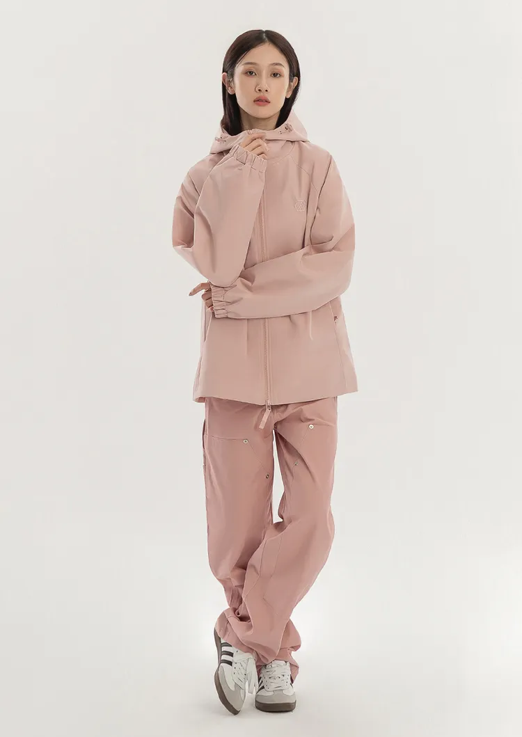 外套採用寬鬆廓形可與不同風格的穿搭混搭。品牌提供