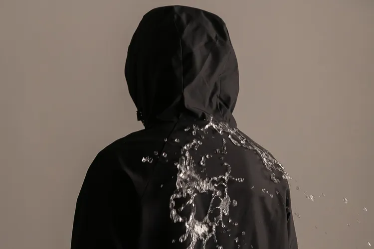 「輕機能極鋒衣」採用SGS防潑水5級認證的面料製成。品牌提供