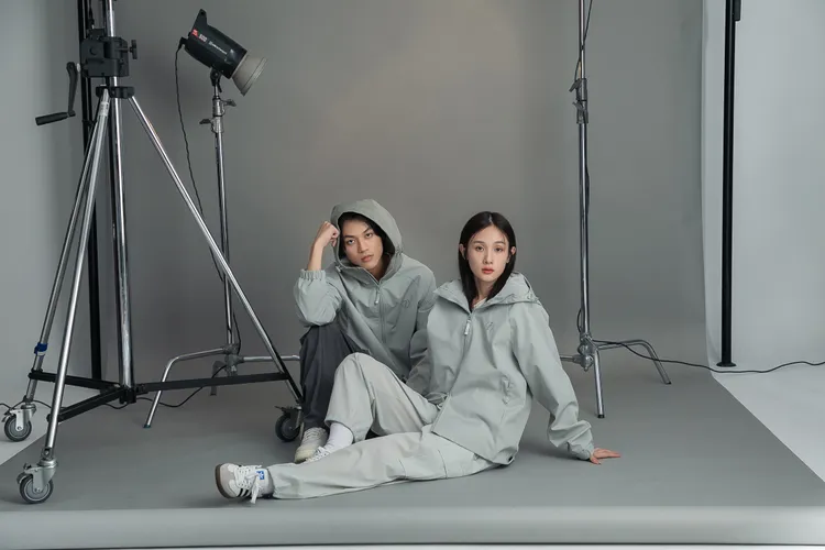 「輕機能極鋒衣」具備輕量、好收納、防風、防水等特色。品牌提供