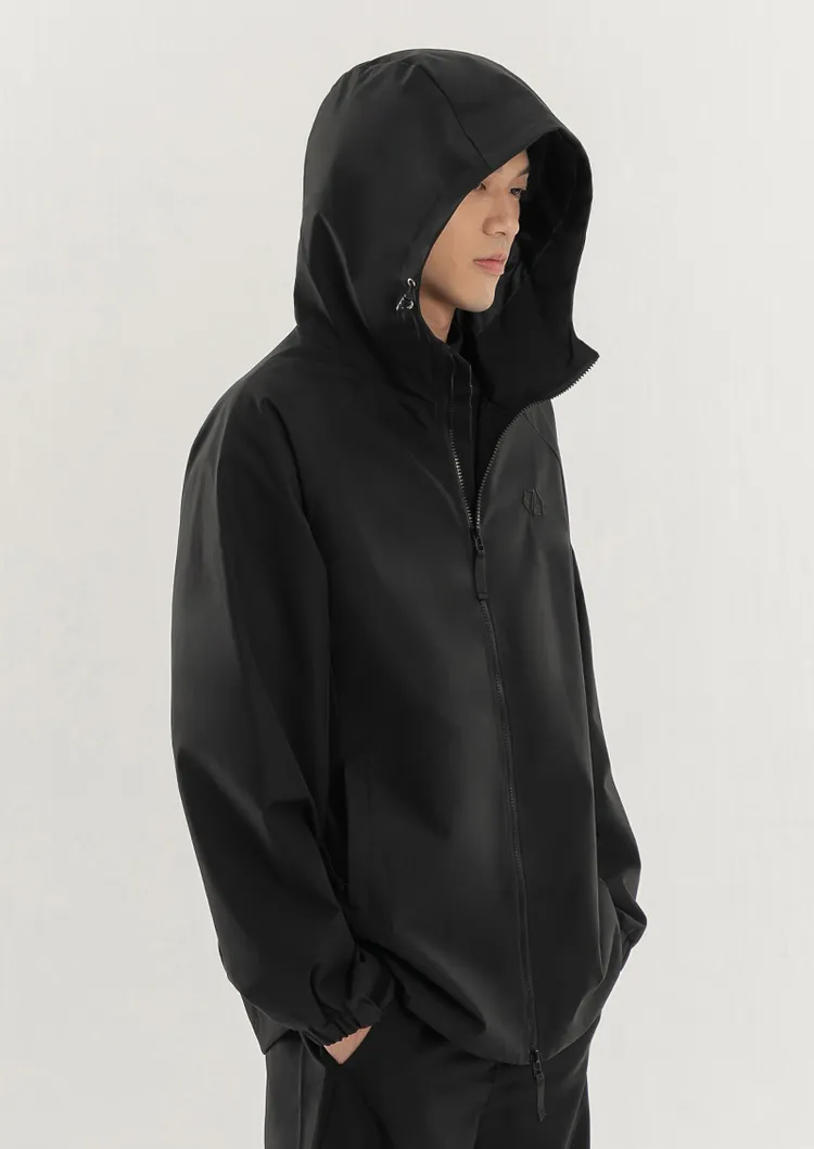 帽沿與領口的設計皆替寒冷天氣提供更全面的保護。品牌提供