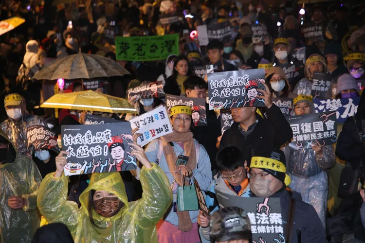 晚間開始大批民眾聚集立法院外。記者彭欣偉攝