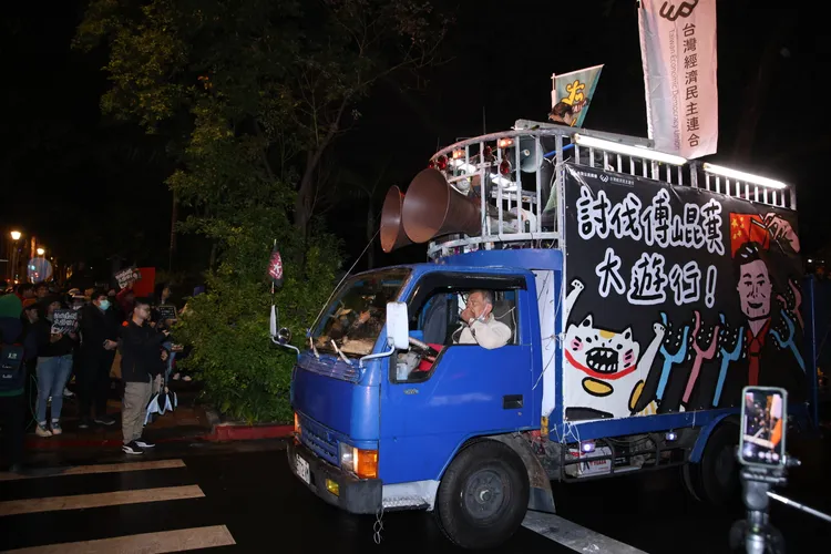 遊行隊伍將繞行立法院一圈。記者彭欣偉攝