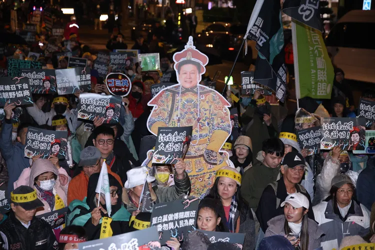 有民眾手拿「傅崐萁總召下台，退出朝野協商」、「中國傅崐萁，維尼當狗騎」的標語。記者彭欣偉攝