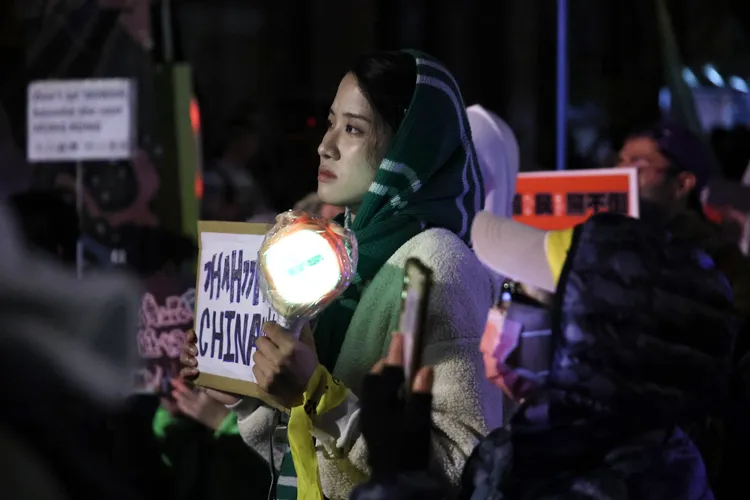 有民眾手拿「傅崐萁總召下台，退出朝野協商」、「中國傅崐萁，維尼當狗騎」的標語。記者彭欣偉攝