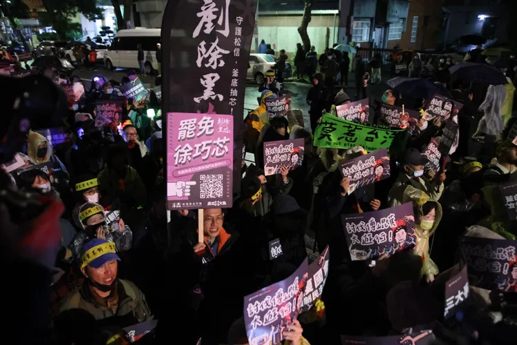 有團體現場邀集民眾罷免國民黨立委。記者彭欣偉攝