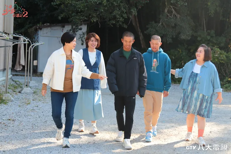 楊貴媚（左起）、鍾欣凌與嚴藝文，帶著謝喬恩（中）、黃國善（右二）到海邊公園走走放鬆心情。八大提供