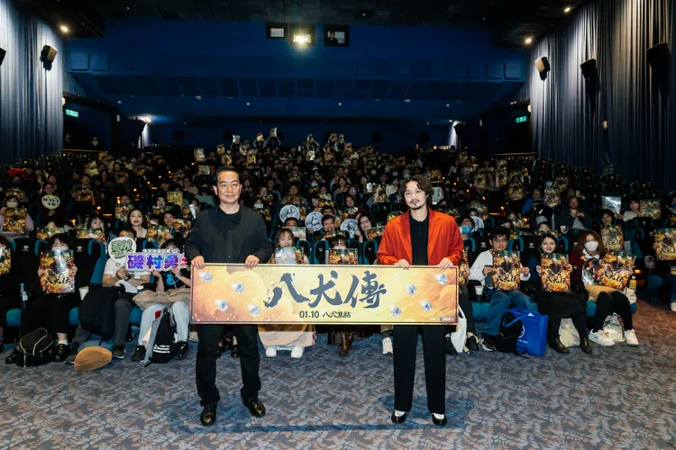 導演曾利文彥（左）、磯村勇斗與影迷合照。原創娛樂提供