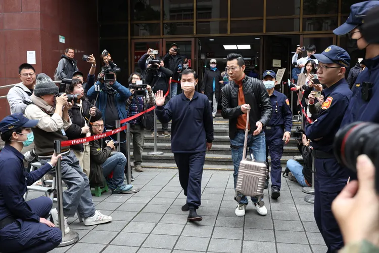 彭振聲交保離開北檢時揮手向媒體打招呼，看的出能重獲自由的心情十分愉悅。彭欣偉攝