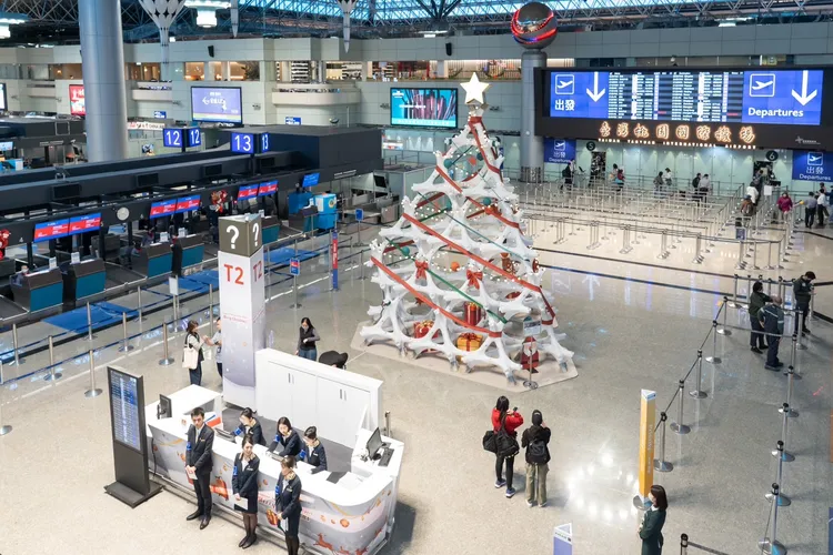 桃園機場在出境大廳設置7公尺高耶誕樹主題裝置，首度取材自機場焚化爐產生的爐底渣及寶特瓶等回收材料。桃機提供