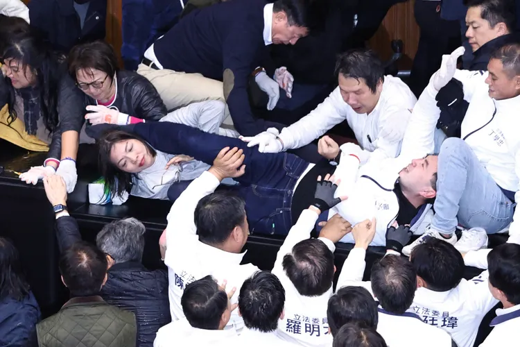 廖先翔用剪刀腳狠狠夾擊林淑芬頭頸部。彭欣偉攝