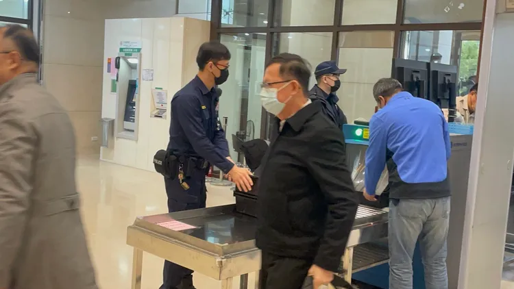 鄭文燦出庭。張沛森攝