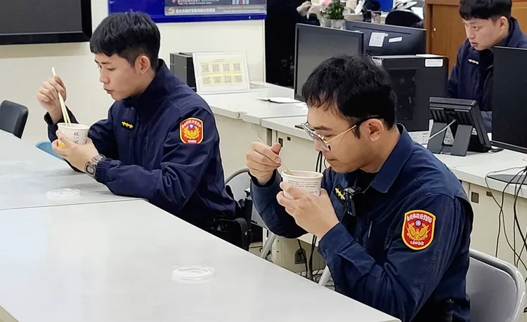 同仁享用暖心臘八粥。警方提供