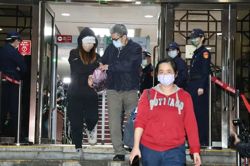 李文宗籌錢交保！4人中最後步出北院　身體不適家人急攙扶