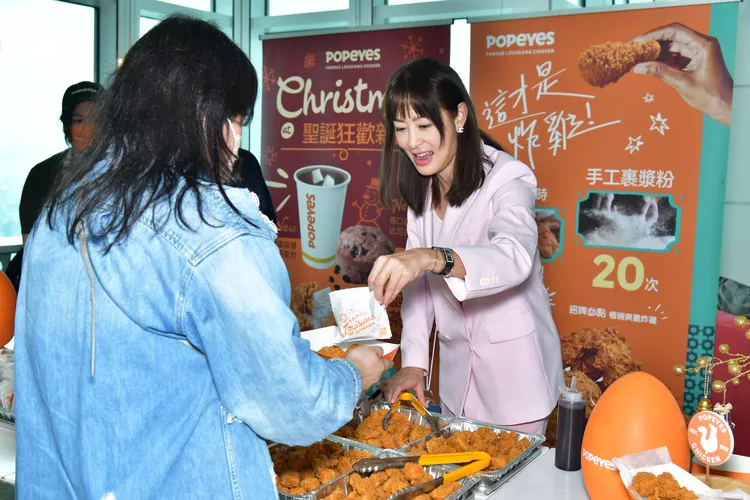 101店開幕前夕賈永婕還特別買來為員工加菜。翻攝自POPEYES粉專