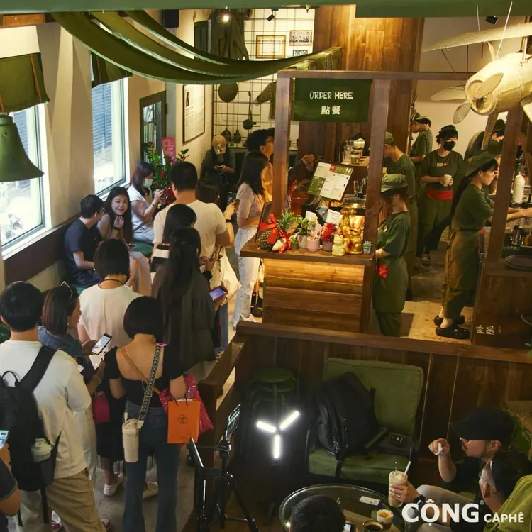 越共咖啡來台展店，假日曾須排隊1.5小時以上才能入座。翻攝自Cộng Cà Phê粉專