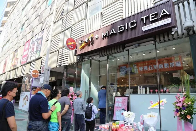 「茶の魔手」今年進駐北市慶城街商場開幕，至今仍常出現點餐後須等上1小時才喝到的情形。茶の魔手提供