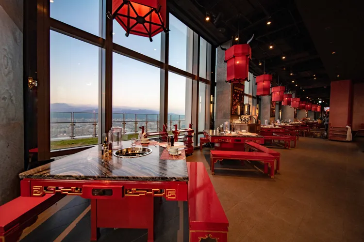 麻辣45台北本店曾為全台最高的麻辣火鍋景觀餐廳。乾杯集團提供