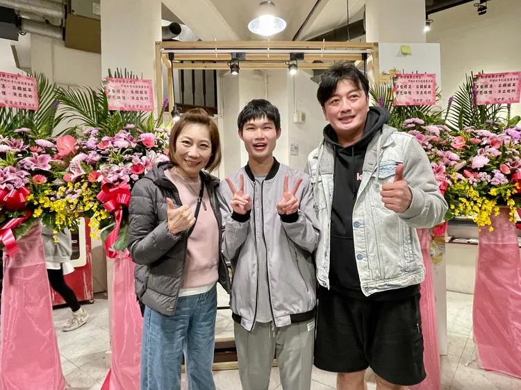 郎祖筠(左)、台北市議員李傅中武(右)前往觀賞郭德君的舞台劇「阿明的奇幻旅程」。圖／乾靖娛樂工作室提供