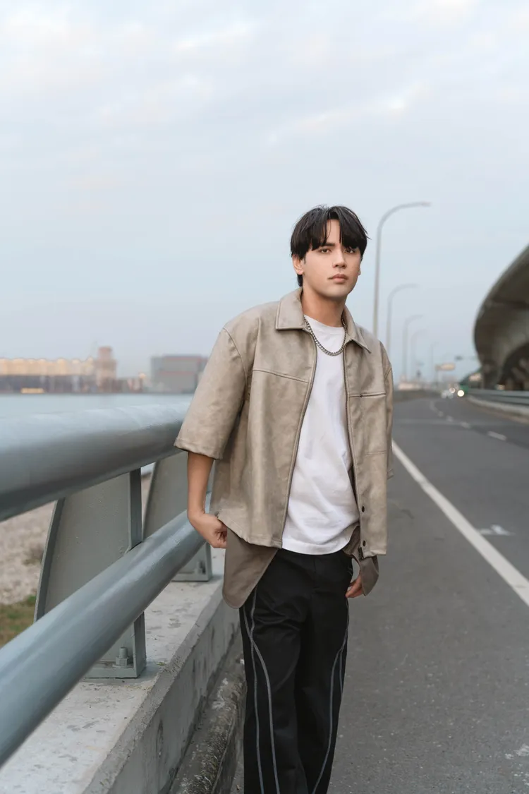 陳零九在海邊拍攝對嘴，一旁車流順暢頗驚險。圖／種子音樂提供