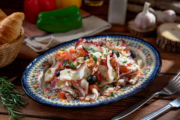 「涼拌章魚番茄沙拉」富有地中海風情，搭配上番茄莎莎醬，清爽又可口。業者提供