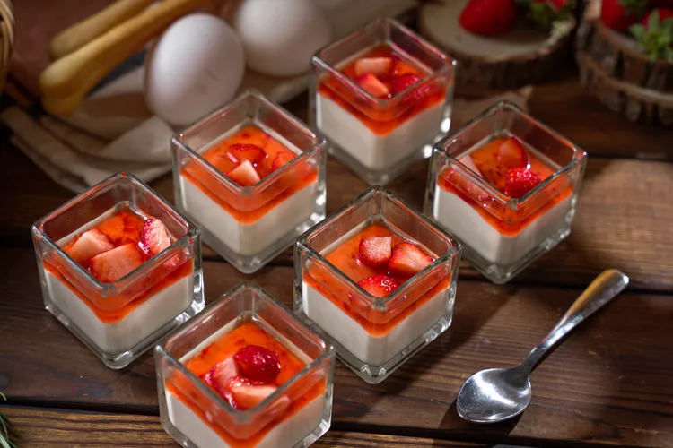 「草莓杏仁慕斯」每一口都能品嘗到草莓的酸甜及杏仁的醇香。業者提供