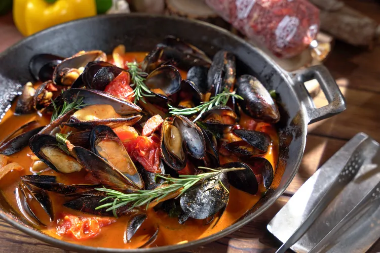 「臘肉白酒淡菜鍋」完美詮釋海鮮與臘肉，充滿地中海料理迷人的滋味。業者提供