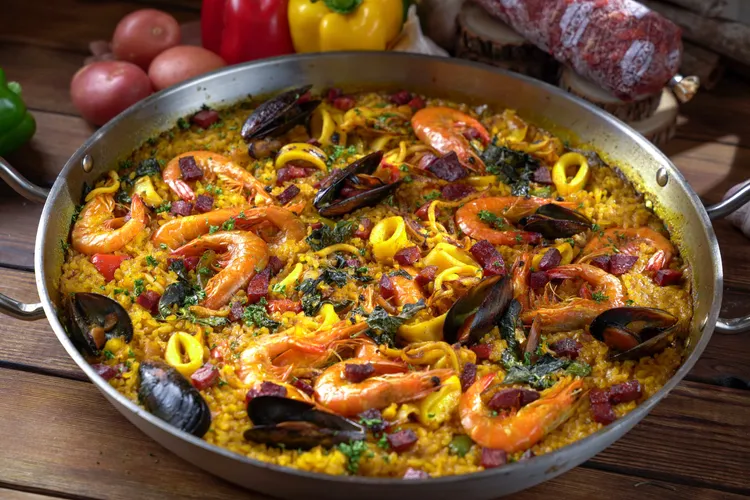 主廚將西班牙經典名菜「西班牙海鮮飯」原汁原味呈現在餐桌。業者提供