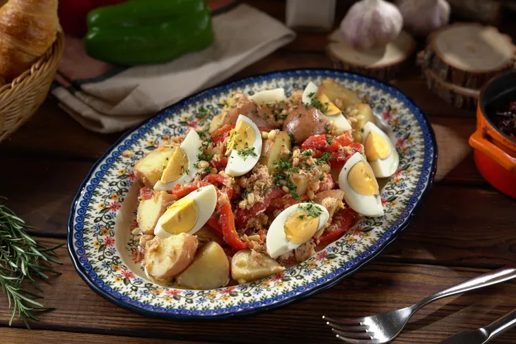 「馬鈴薯松子鮪魚蛋沙拉」能品嘗到食物的原味，是道純粹又美味的開胃沙拉。業者提供