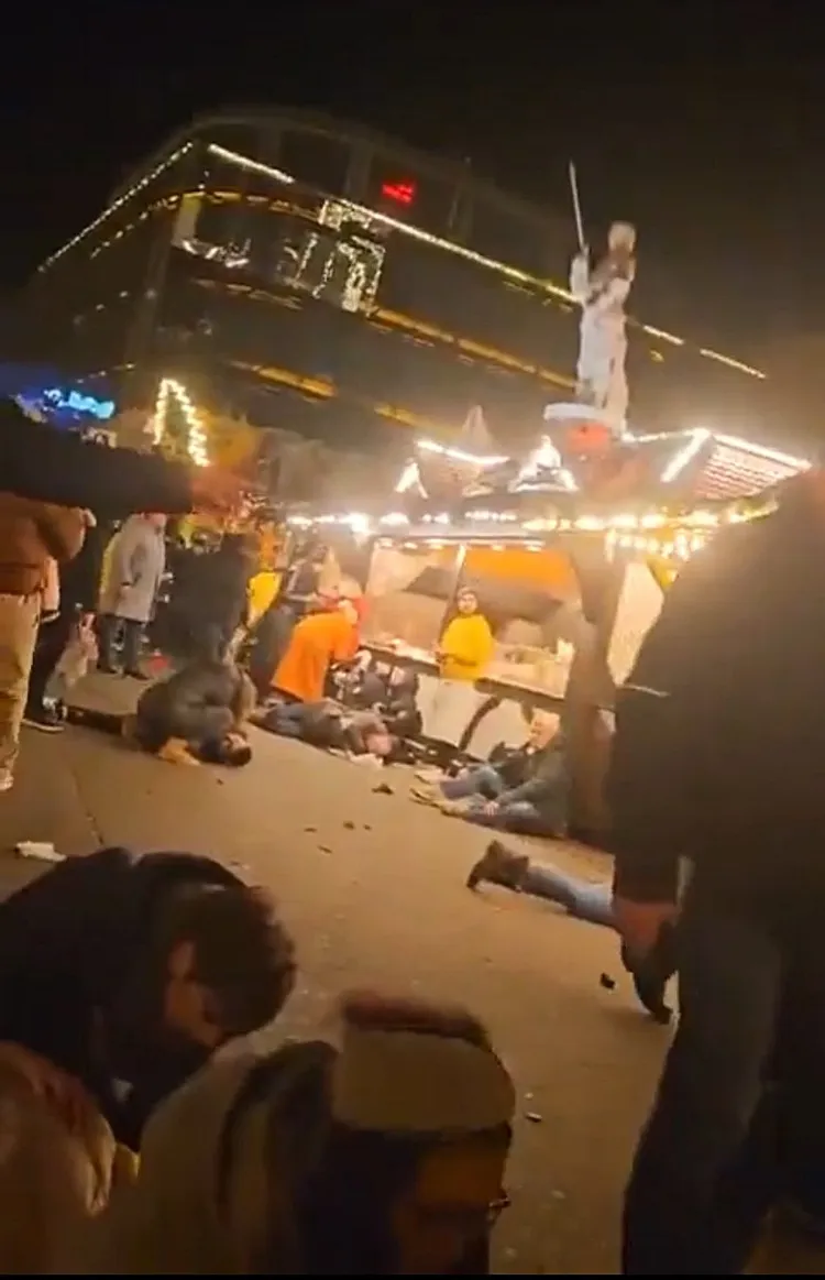 許多傷者躺在地上。翻攝自X