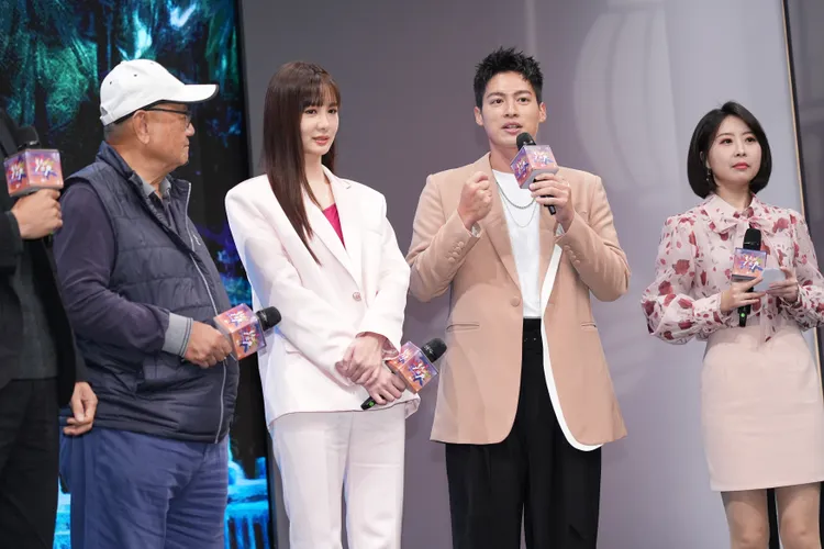 安心亞（左）、許孟哲正在趕拍華視新戲《火車來去》。彭欣偉攝