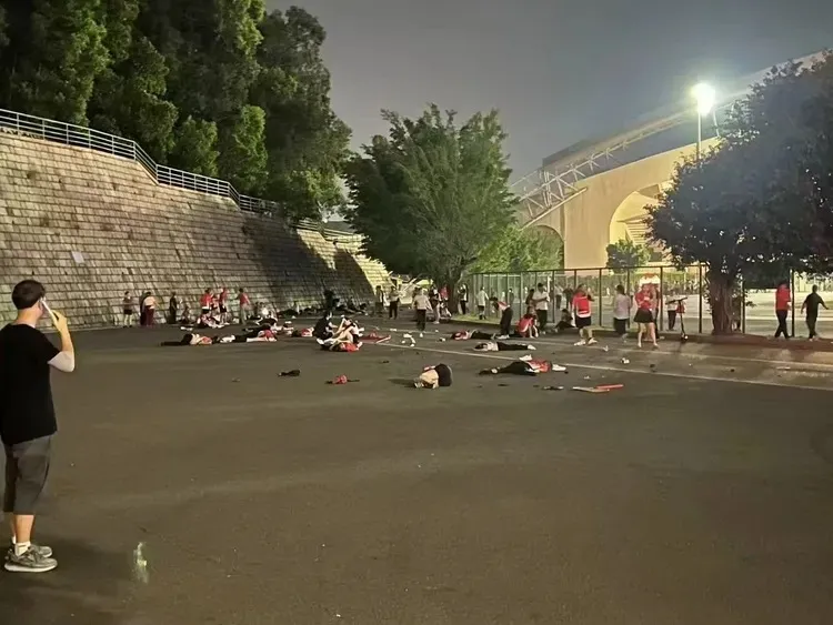 汽車衝撞珠海體育中心，目測多達上百人傷亡。翻攝自X @LeeMike88911462