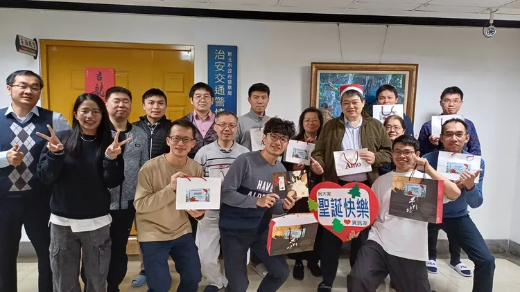 堅果塔-塔特國王、蛋糕-費雪公爵及千層夾心派等三項禮品都是票選而來，新北警局送禮送到心坎上。翻攝畫面