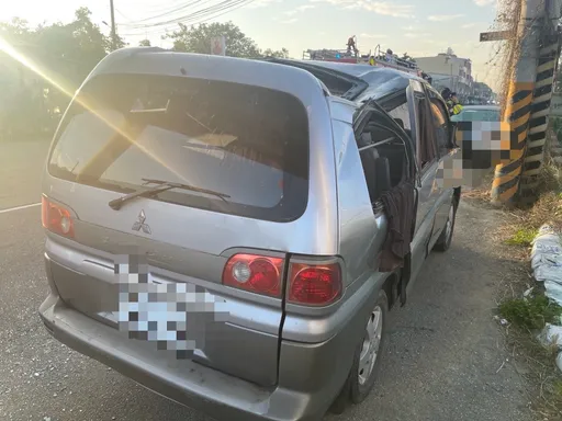 32歲男不明原因國4高架橋墜落 壓垮路邊轎車!全身骨折搶救中