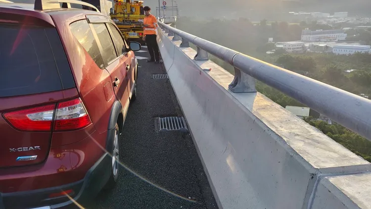 賴姓男子將轎車停在國4路肩，不明原因墜落至平面道路。民眾提供