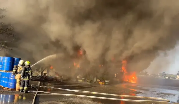 工廠存放有機溶劑等易燃物，火勢一發不可收拾。民眾提供