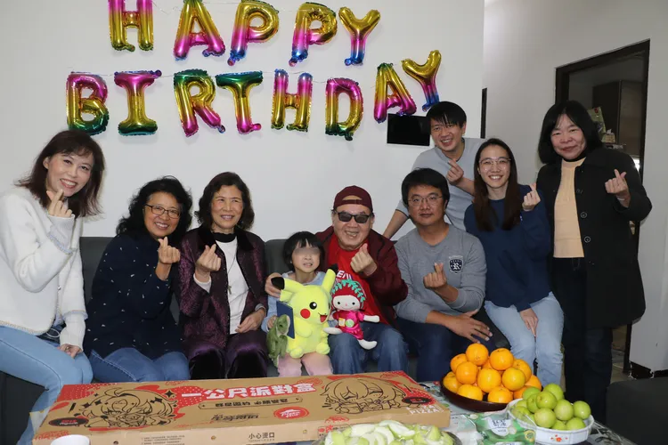 社會局主責社工等送別蕾蕾。社會局提供